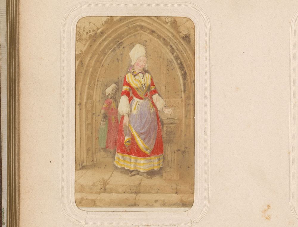 Fotoreproductie van een prent van een vrouw voor de ingang van een kerk (1860 - 1900) by Théodore Lemonnier and anonymous