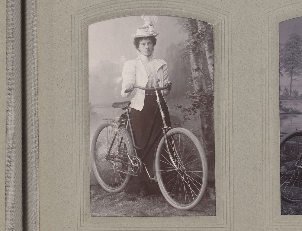 Portret van een vrouw met hoed en fiets in de hand (1880 - 1920) by Hildur Björklind