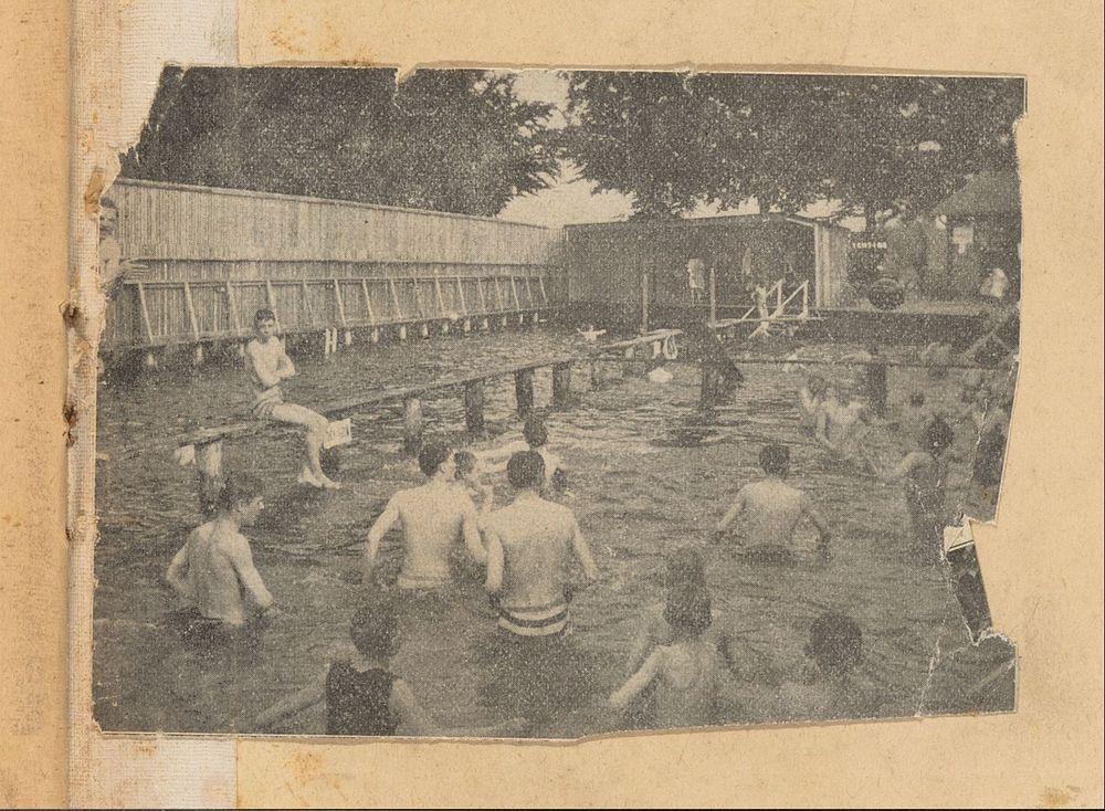 Mensen in een zwembad, vermoedelijk in Nederland (c. 1900 - c. 1920) by anonymous