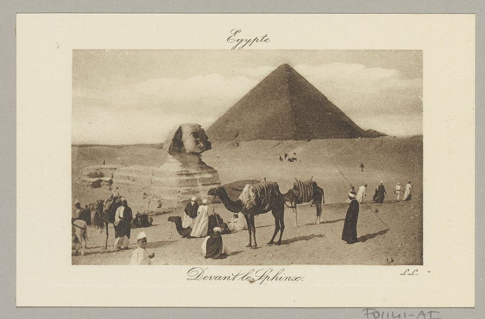 Mannen met kamelen bij de Piramide van Chefren en de Sfinx van Gizeh (c. 1900 - in or before 1910) by LL, LL and LL
