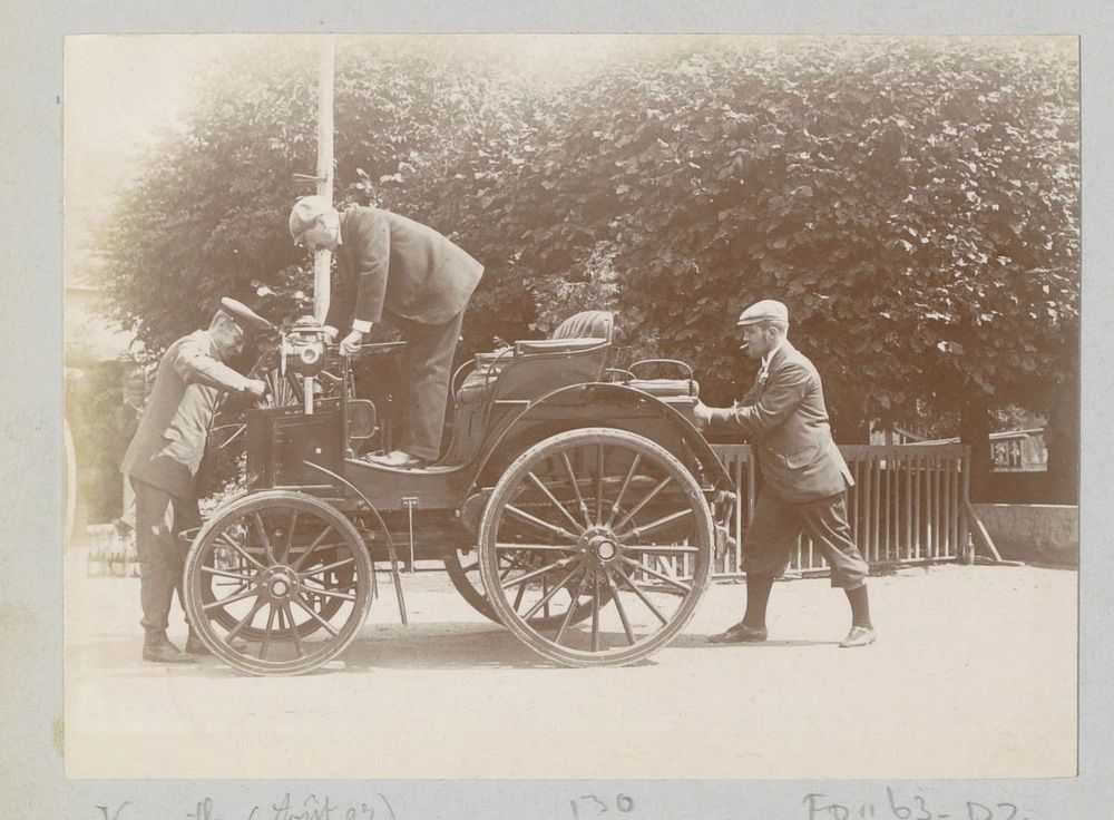 Drie mannen bij een automobiel in Varaville (1897) by Delizy