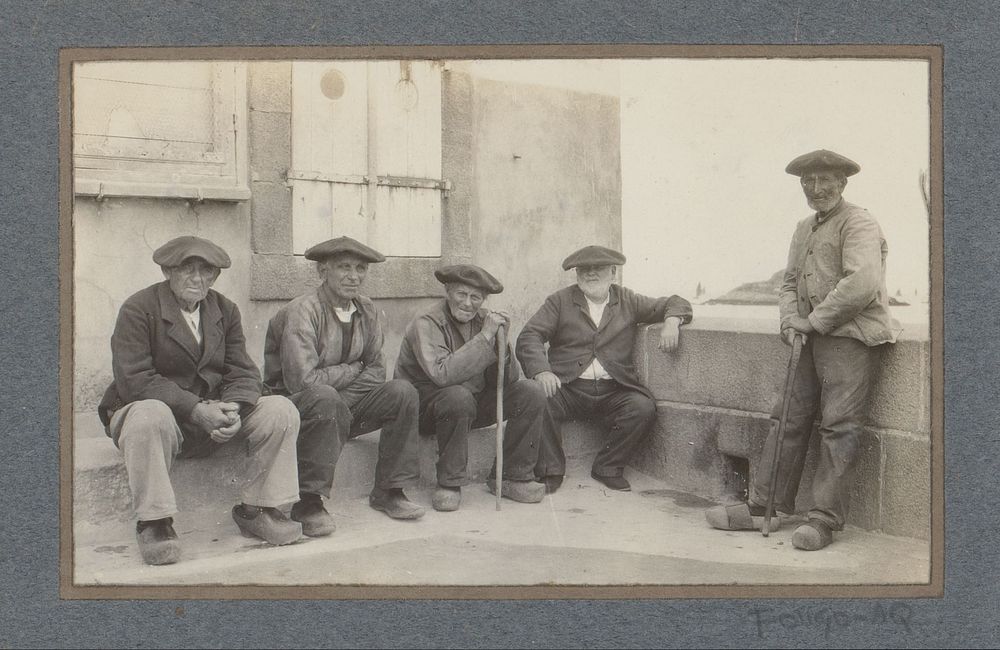 Vijf oude mannen met petten (1914 - 1927) by anonymous