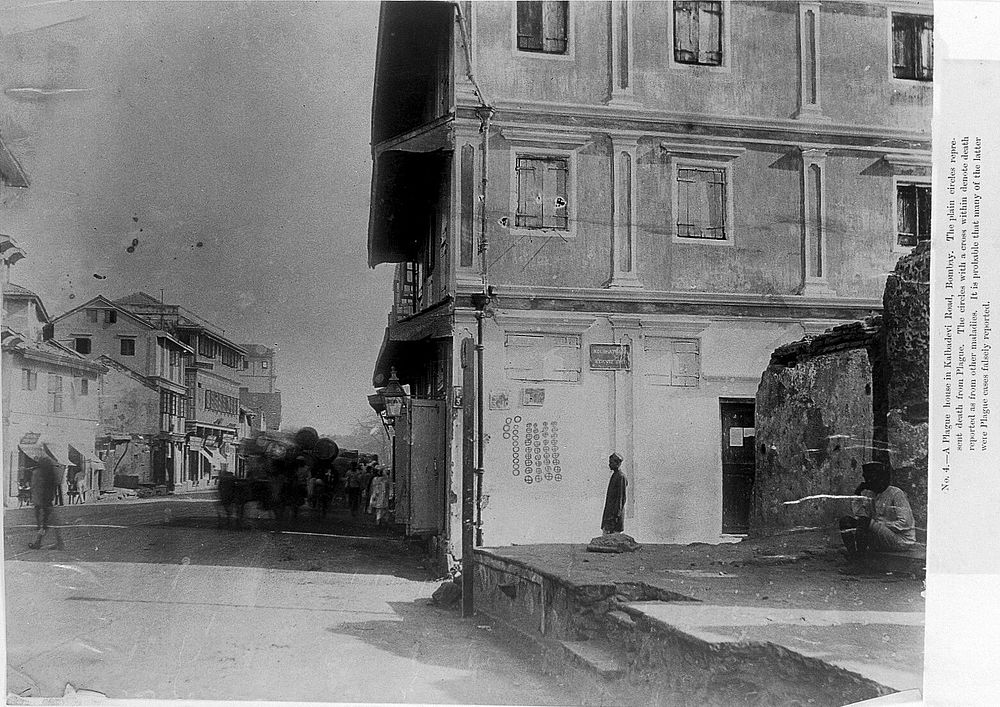 A plague house in Bombay: the wall has been marked with circles. Photograph, 1896/1897.