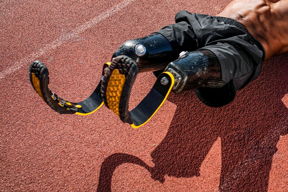 Male athlete with prosthetic legs crunching