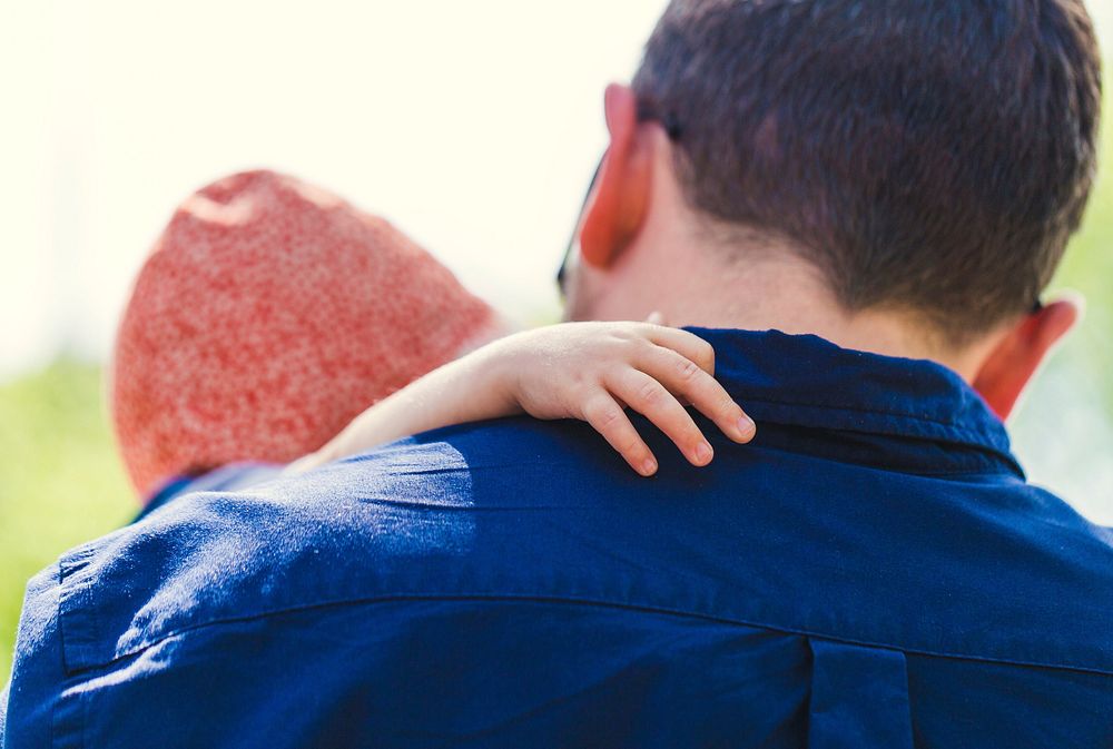 Baby resting hand on father's shoulder, free public domain CC0 photo