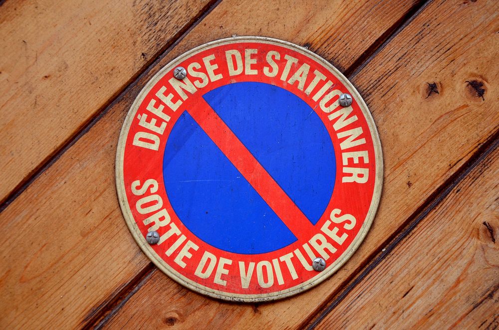 No Parking sign en francais, free public domain CC0 image.