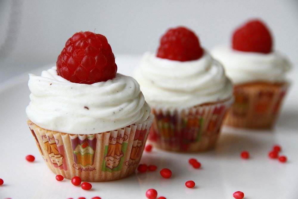 Raspberry cupcakes. Free public domain CC0 photo.