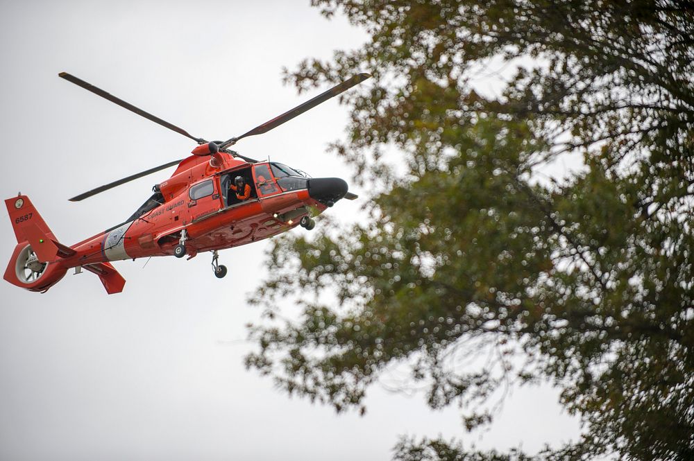 CGA cadets and family watch helicopter rescue training drillNEW LONDON, Conn – U.S. Coast Guard Academy faculty, staff…