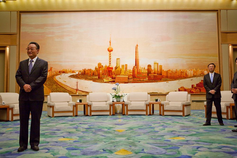 China's National People's Congress Chairman Wu Bangguo, left, waits to greet President Barack Obama before a meeting at the…