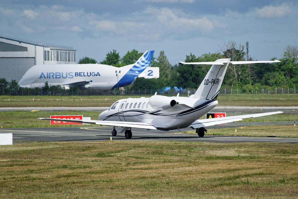 OO-PAR Cessna Citation CJ3 Luxaviation In the background : F-GSTB Airbus A300-608ST Beluga Airbus Transport International…