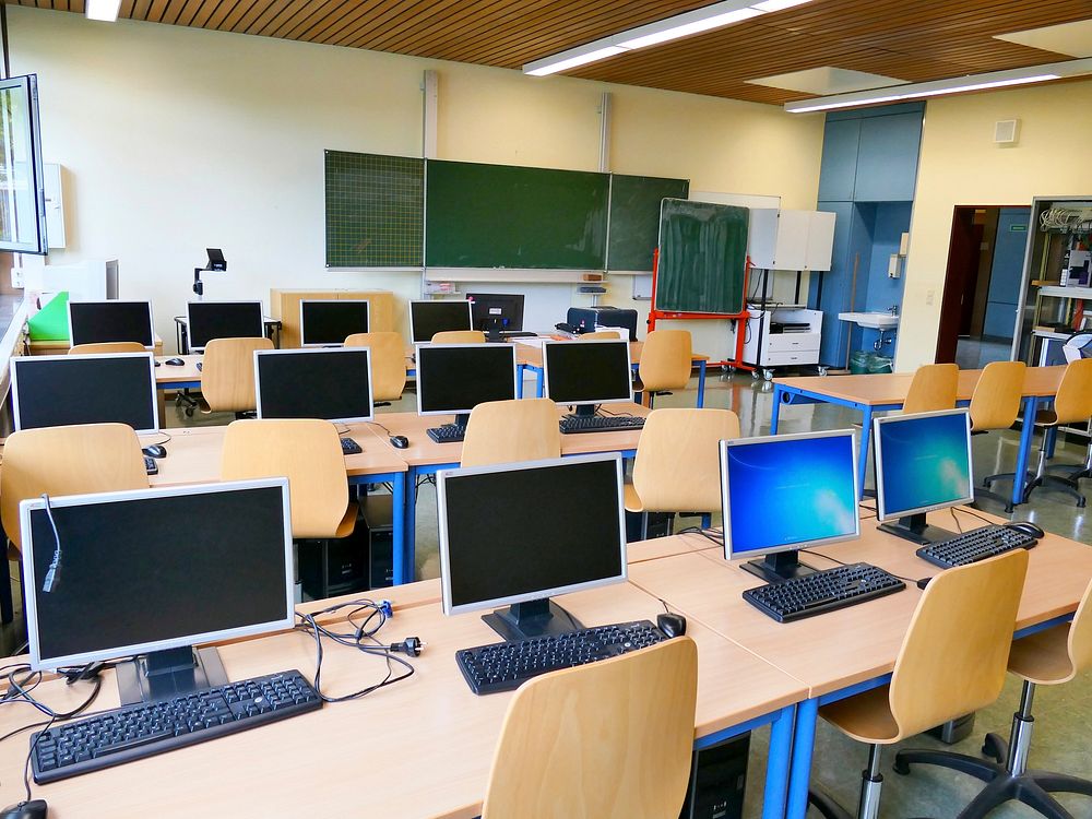 Computer classroom. Free public domain CC0 image.