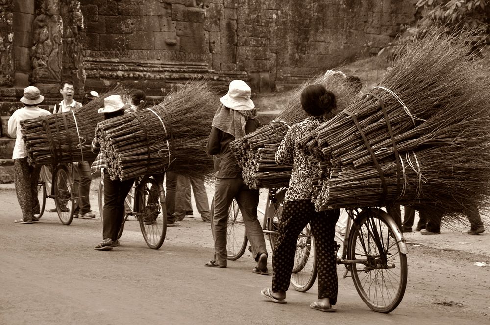 Workers in Angkor temple, cambodia. Free public domain CC0 image.