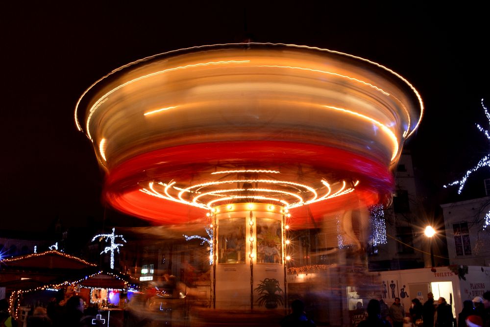 Spinning ride at theme park. Free public domain CC0 photo.