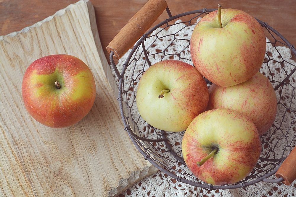 Red apples in fruit bowl. Free public domain CC0 photo.