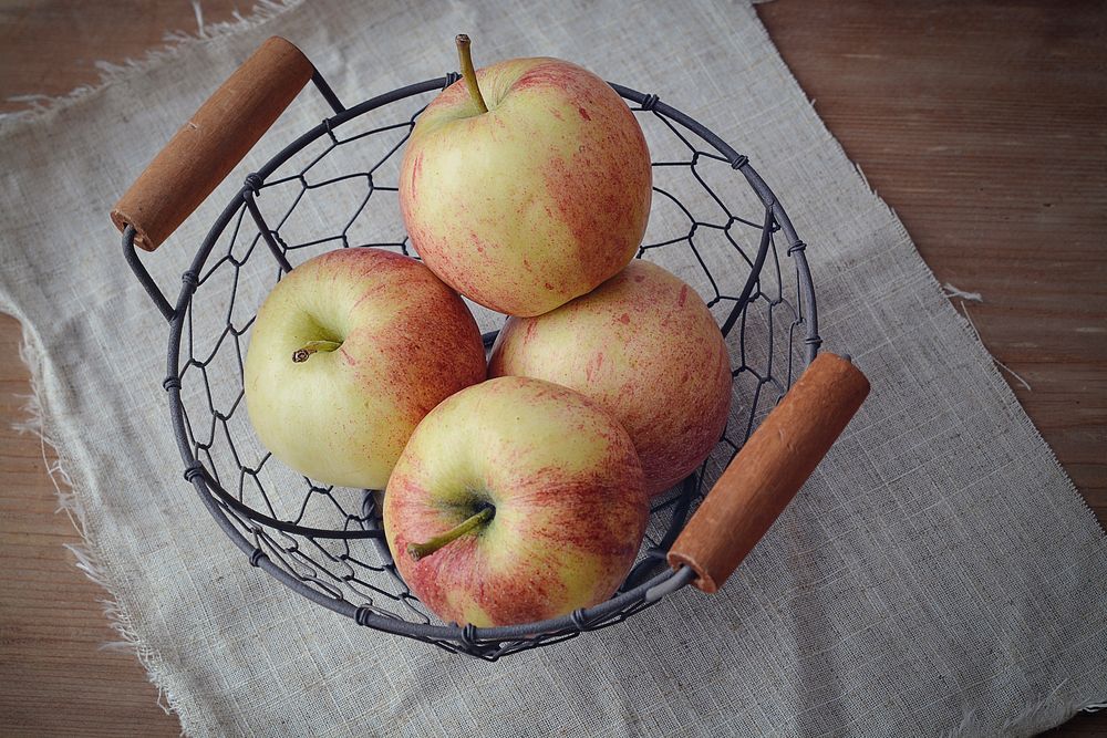 Red apples in fruit bowl. Free public domain CC0 photo.