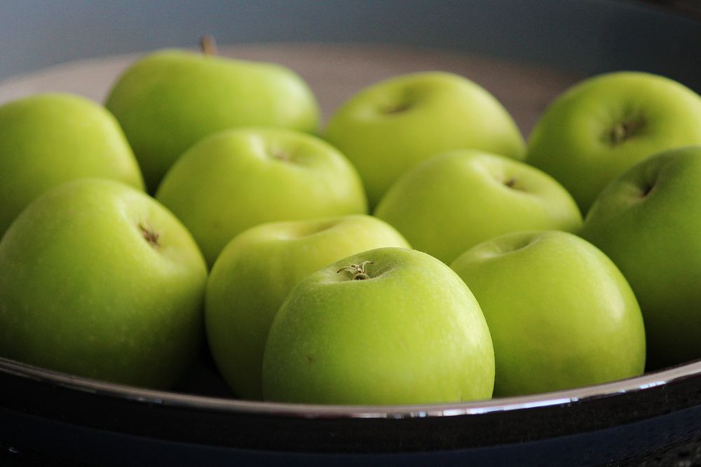Green apples in fruit bowl. Free public domain CC0 photo.