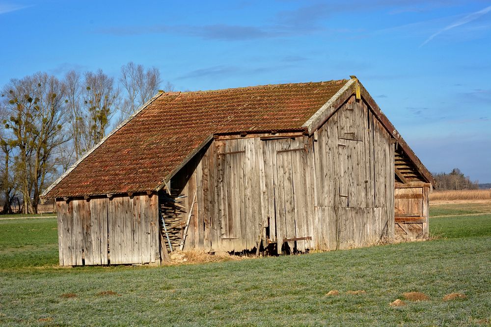 Farmhouse in the countryside. Free public domain CC0 photo.