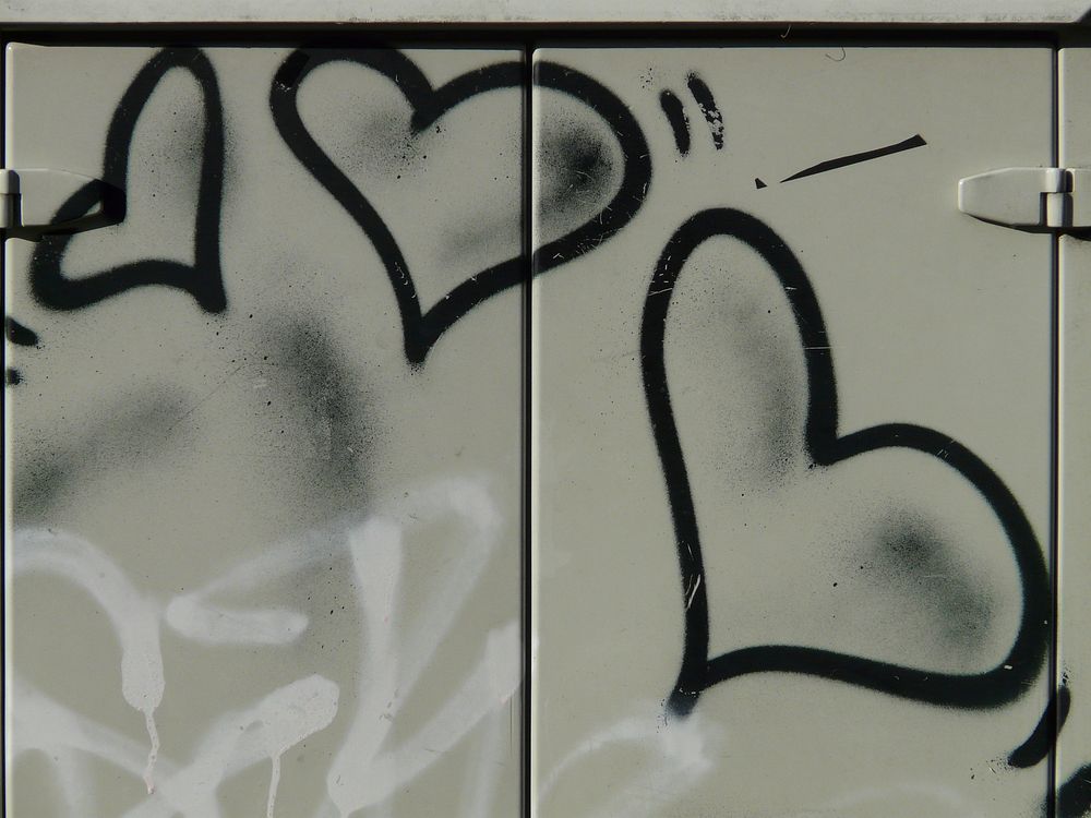 Heart graffiti on wall, street art. Free public domain CC0 image.