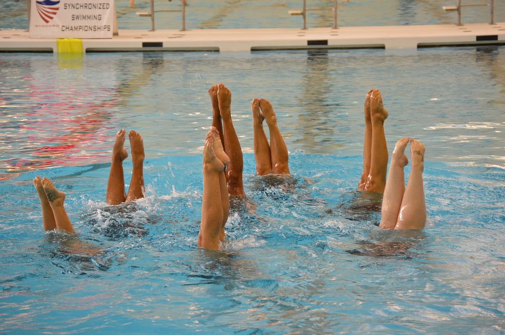 Synchronized swimming, sports photography. Free public domain CC0 image.