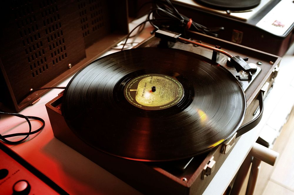 Free record player image, public domain music CC0 photo.