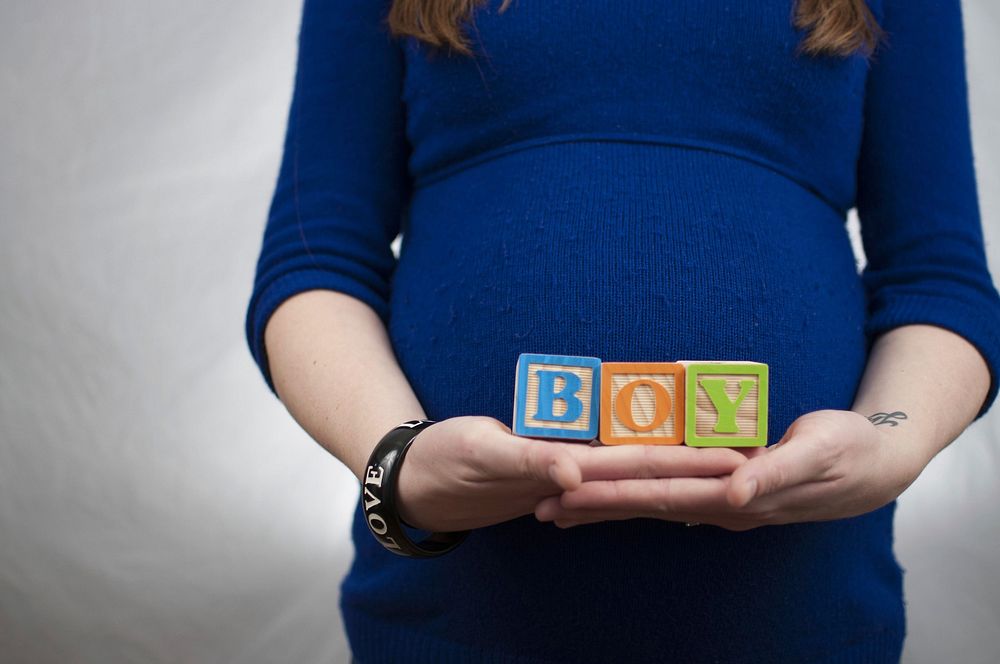 Pregnant women holding alphabet cubes, free public domain CC0 photo