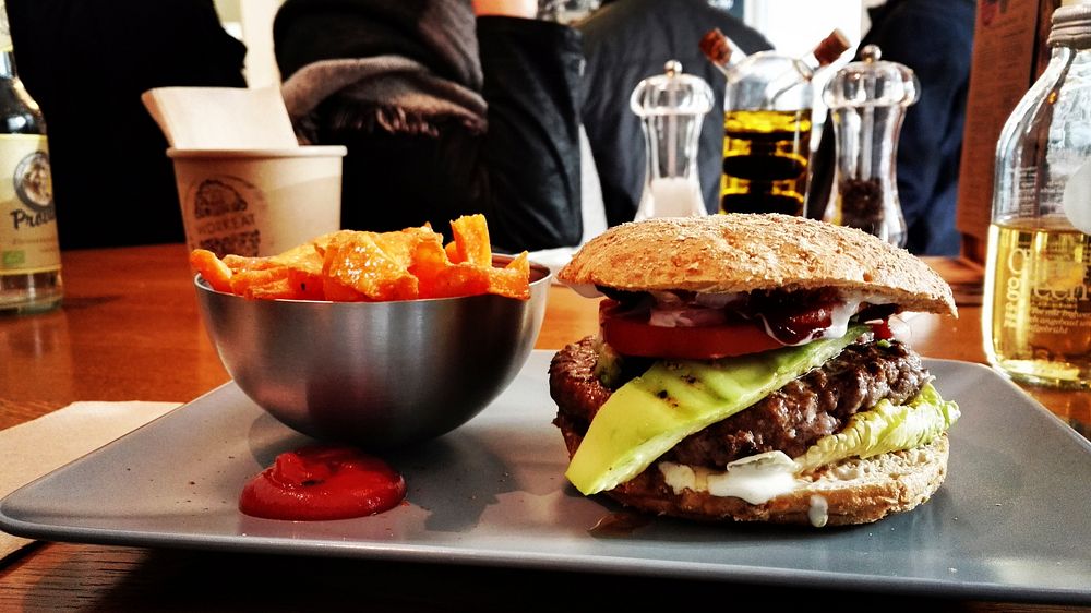 Hamburger & chips, food image. Free public domain CC0 photo.