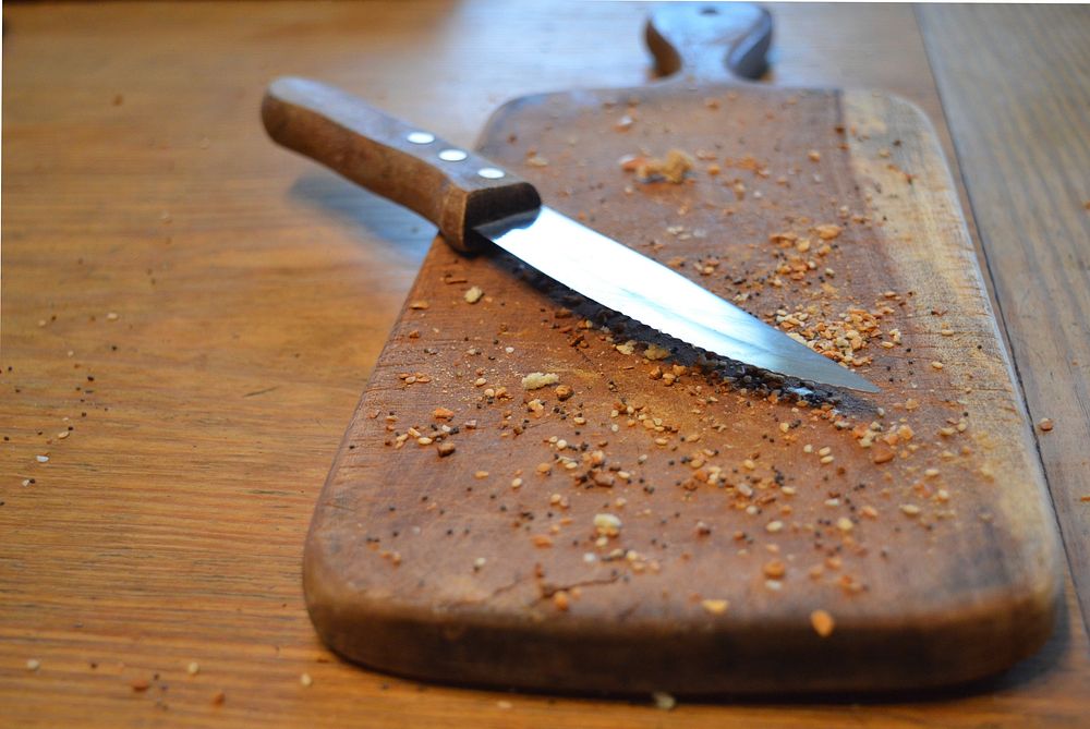 Knife & cutting board. Free public domain CC0 photo