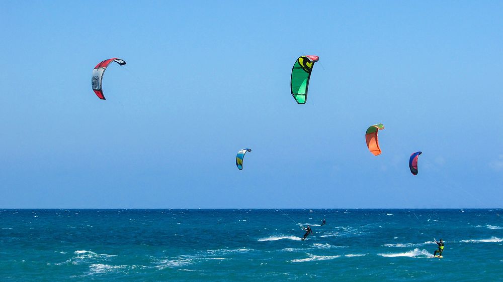 Kite surfing, sports photography. Free public domain CC0 image.