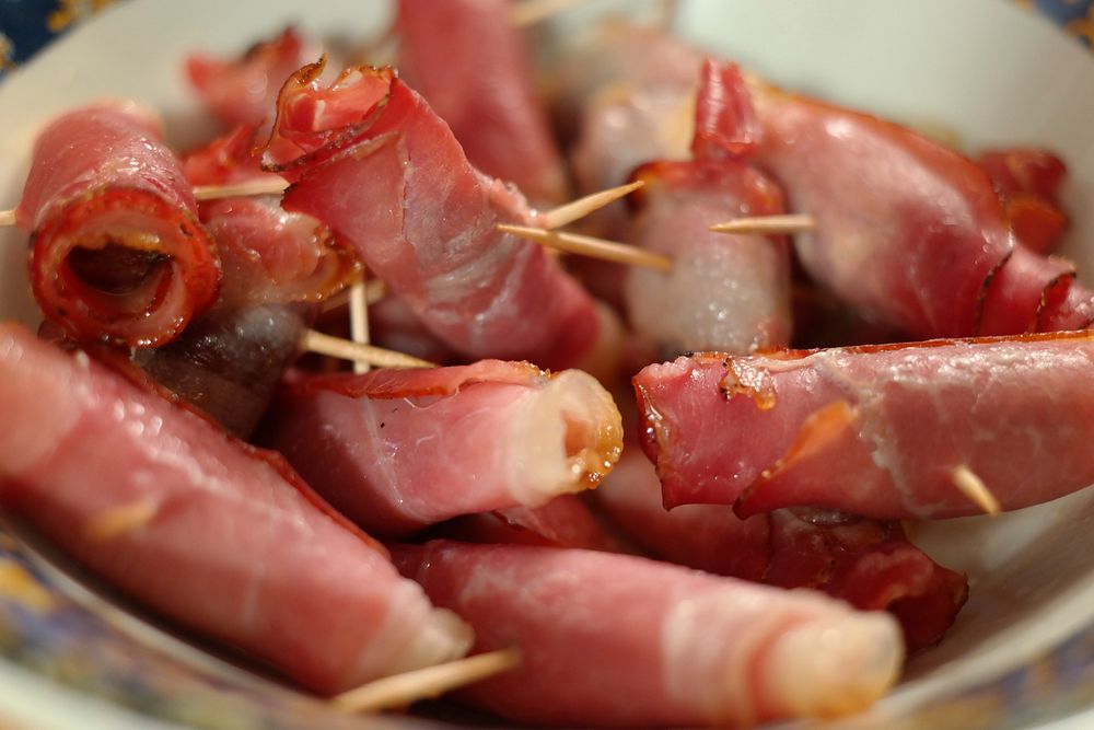 Grilled bacon in a bowl. Free public domain CC0 image