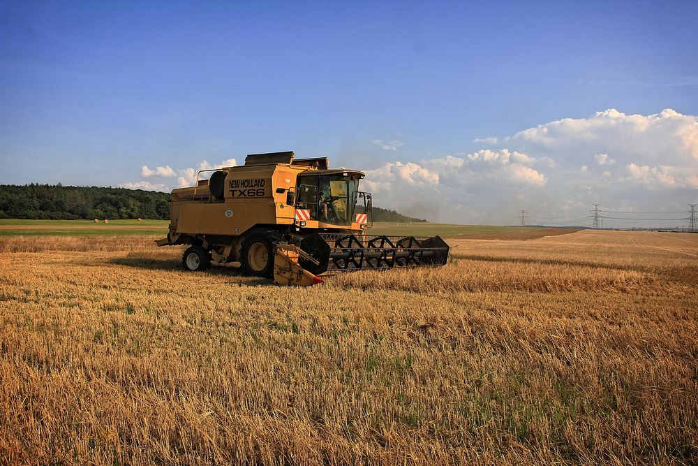 Combine harvester NEW HOLLAND TX66 working in a wheat field, location unknown, September 2, 2016. View public domain image…