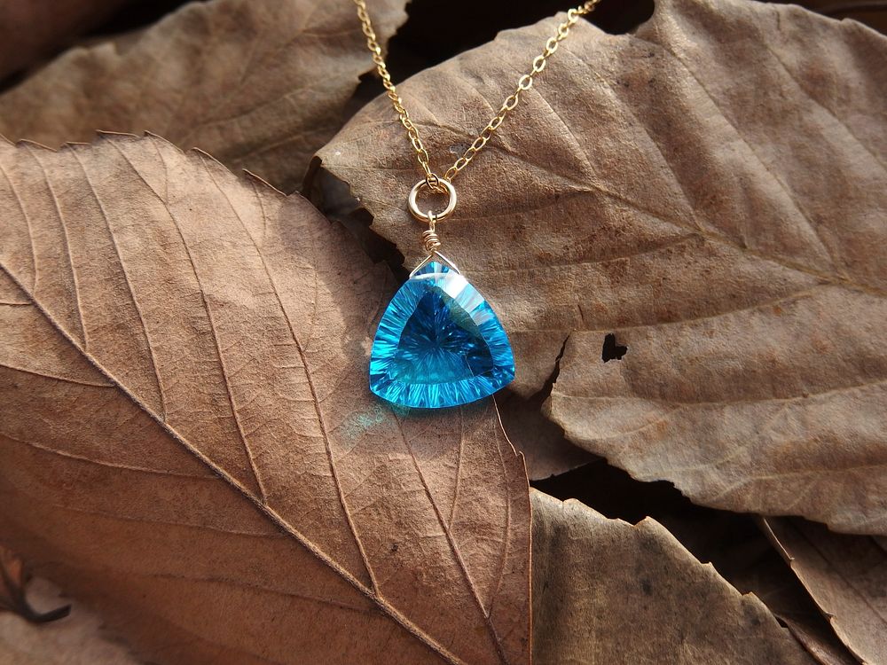 Shiny blue stone pendant necklace. Free public domain CC0 photo.