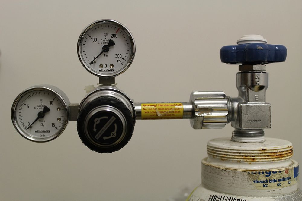 Oxygen lax artificial respiration. Free public domain CC0 photo.