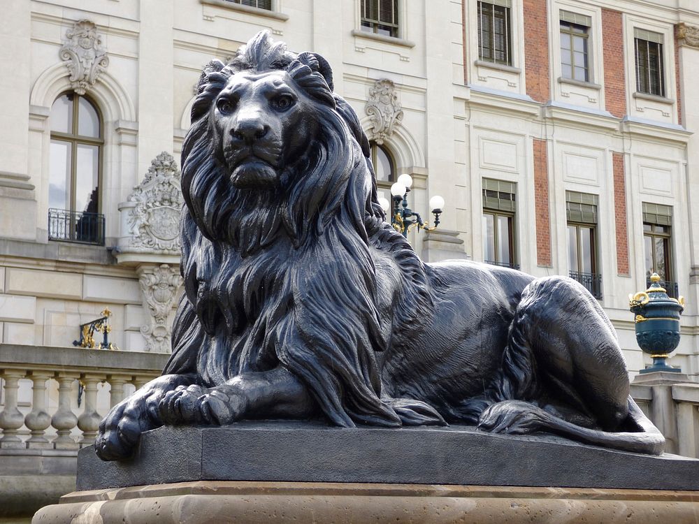 Lion sculpture. Free public domain CC0 photo.