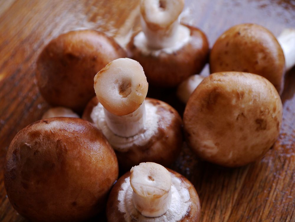 Brown mushrooms on a table. Free public domain CC0 image
