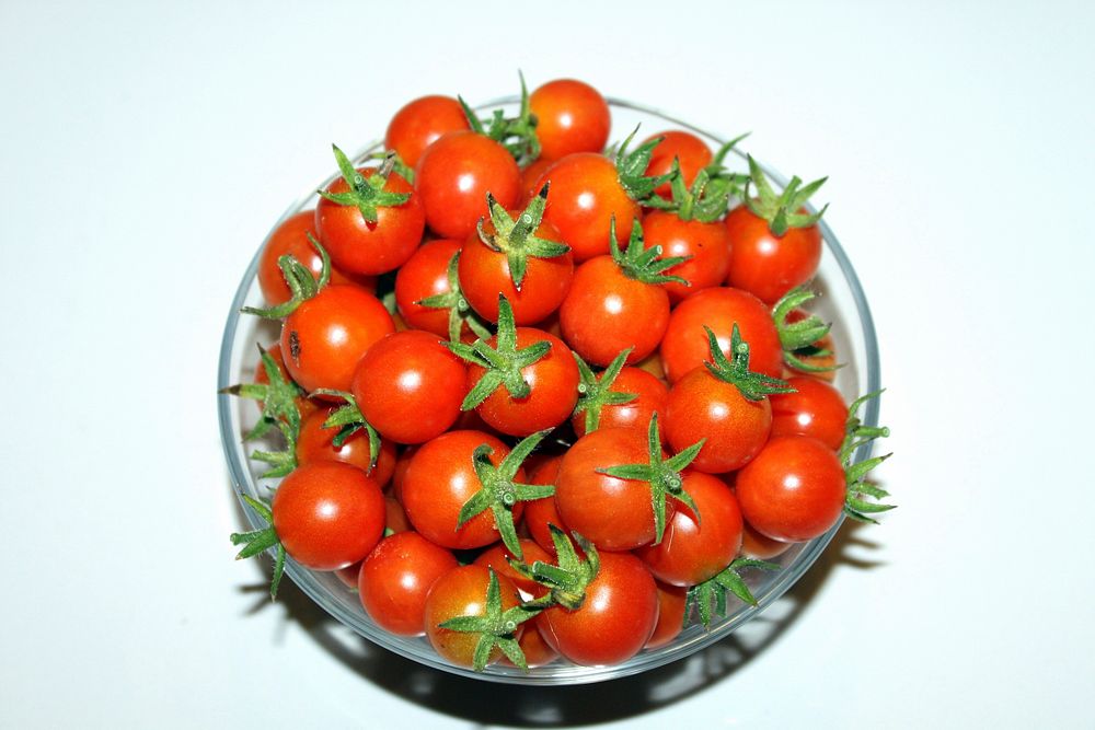 Red tomatoes. Free public domain CC0 image