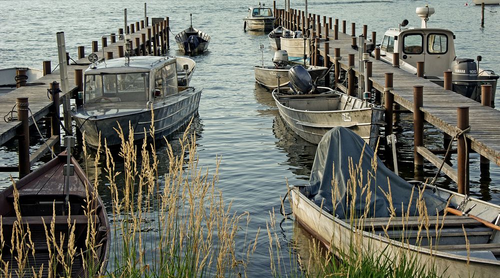 Boats docking in Chiemsee lake, Bavaria, Germany. Free public domain CC0 photo.