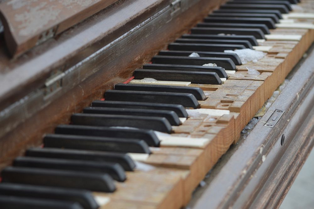 Old rustic piano background. Free public domain CC0 photo.