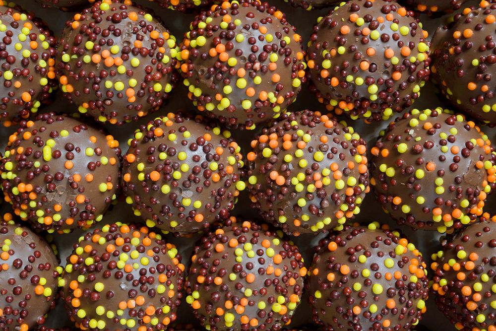 Chocolate cake pop ball. Free public domain CC0 photo.