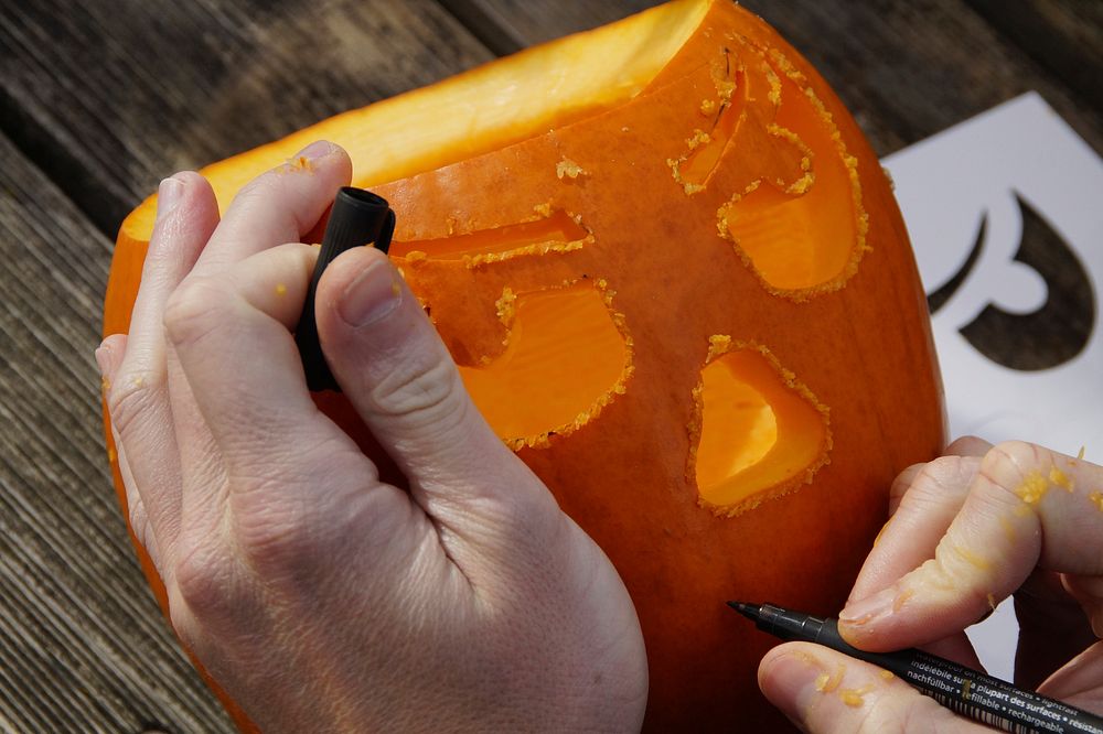 Carving Halloween pumpkin. Free public domain CC0 photo.