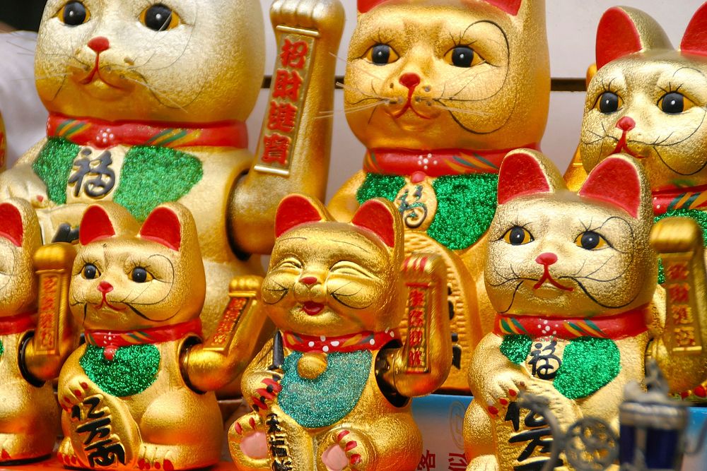 Lucky waving cat. Free public domain CC0 photo.