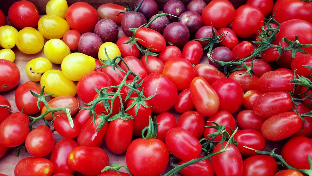 Pile of fresh grape tomatoes. Free public domain CC0 image.
