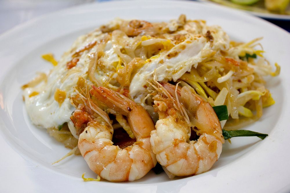 Pad Thai with shrimp. Free public domain CC0 photo.