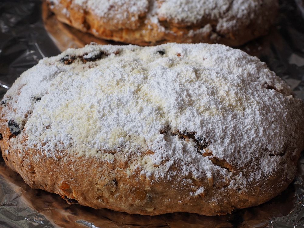 Close up bread with icing sugar. Free public domain CC0 photo.