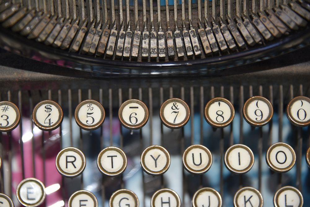 Antique typewriter. Free public domain CC0 image.