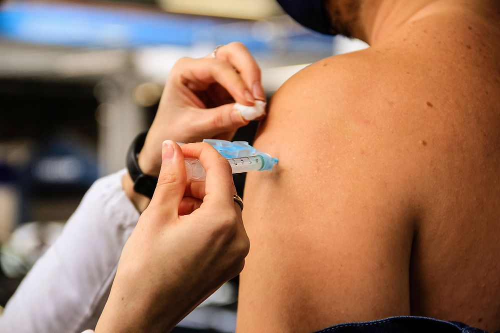 Free needle vaccination image, public domain CC0 photo.