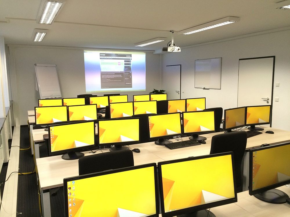 Free computer room with projector screen image, public domain CC0 photo.