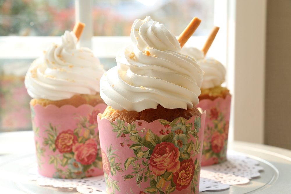 Homemade vanilla frosting cupcakes. Free public domain CC0 photo.