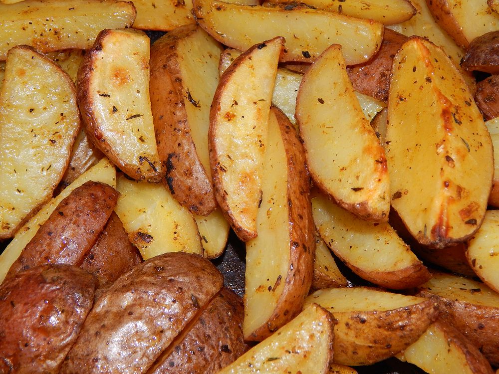 Free spiced potatoes wedges image, public domain vegetables CC0 photo.