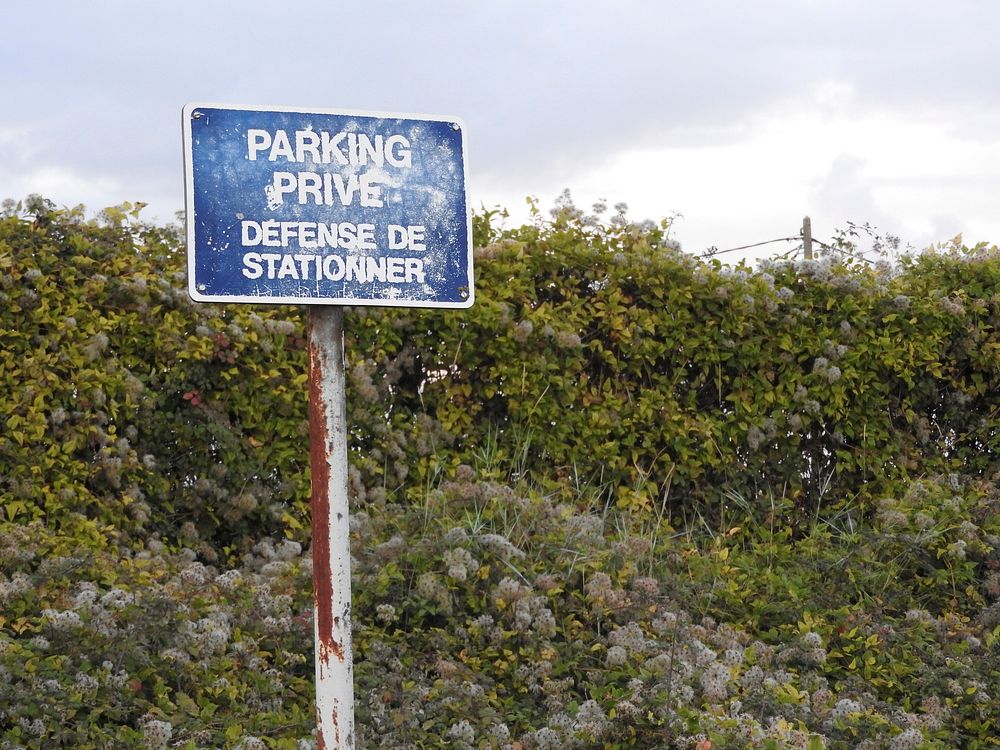 Free parking prive sign image, public domain CC0 photo.