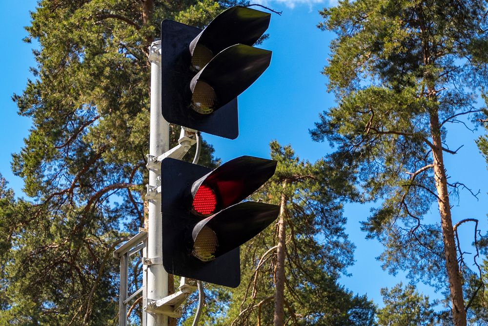 Free red traffic light image, public domain CC0 photo.